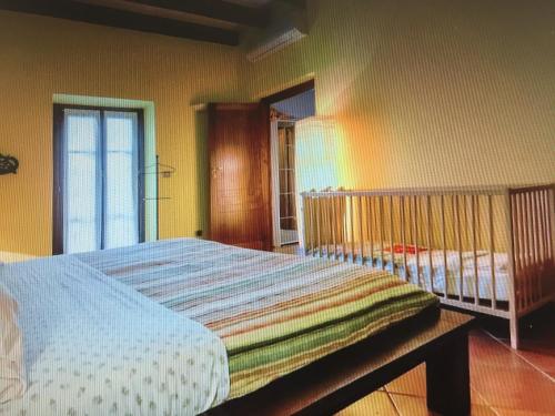 una camera con un grande letto e una finestra di Cozy apartment Mati Alghero historic center ad Alghero