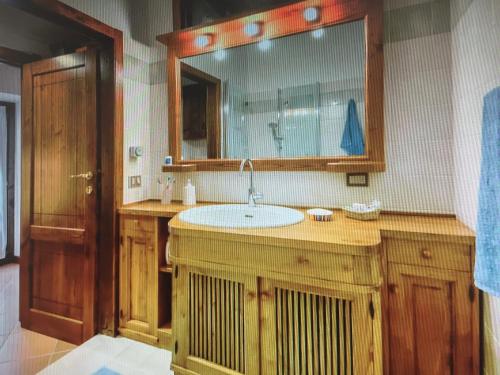 bagno con lavandino e specchio di Cozy apartment Mati Alghero historic center ad Alghero