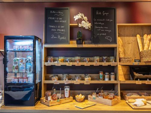 een bakkerijbalie met een koelkast en wat brood bij ibis Saint Dizier in Saint-Dizier