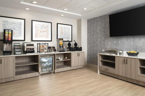 eine Küche mit einem Fernseher an der Wand in der Unterkunft Hyatt Select Richmond Chester in Woodvale