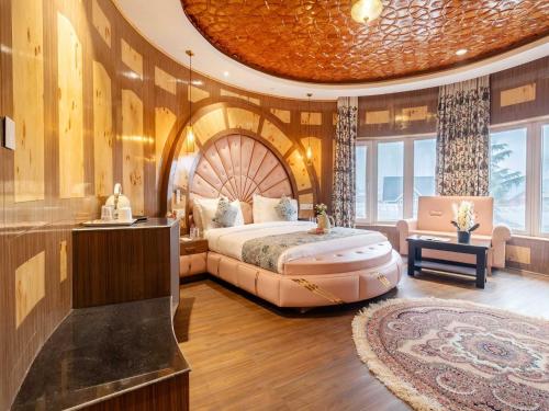 En eller flere senge i et værelse på Palette Hotel Cecil by CheckIn Srinagar