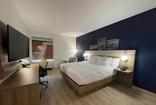 En eller flere senge i et værelse på La Quinta Inn & Suites by Wyndham Jackson