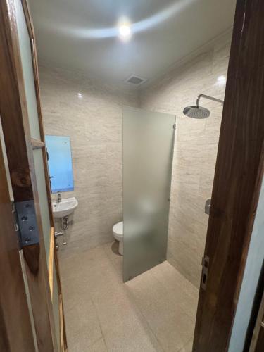 a bathroom with a toilet and a sink at Hepy Hotel in Kuta Lombok