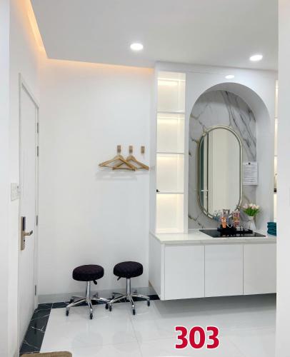 a bathroom with two stools and a mirror at Khách sạn Nữ Vương in Xom Ông Linh