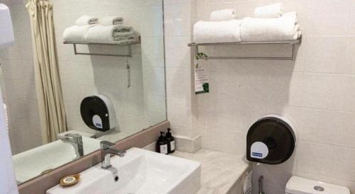 ห้องน้ำของ Sea Memories White Sand Beach Hotel