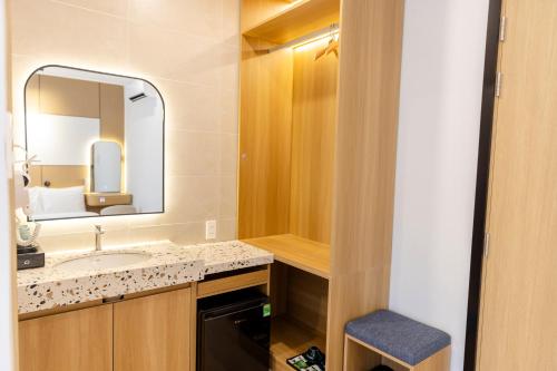 ein Badezimmer mit Waschbecken und Spiegel in der Unterkunft C&M Hotel in Phan Rang