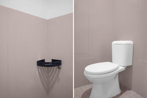 bagno con servizi igienici bianchi in camera di Hotel O Khan House Syariah a Padang