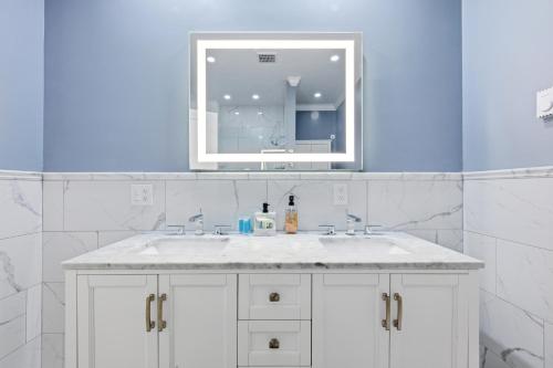 Et badeværelse på Riverside Retreat Waterfront Guest Suite