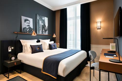 Кровать или кровати в номере Hôtel Square Louvois