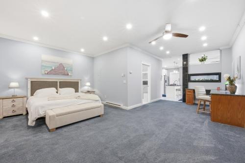 En eller flere senge i et værelse på Riverside Retreat Waterfront Guest Suite