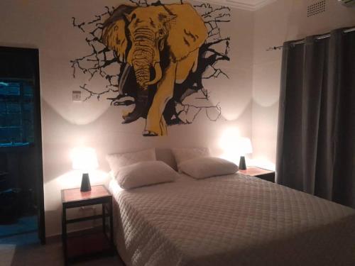 Giường trong phòng chung tại Larry's Lodge