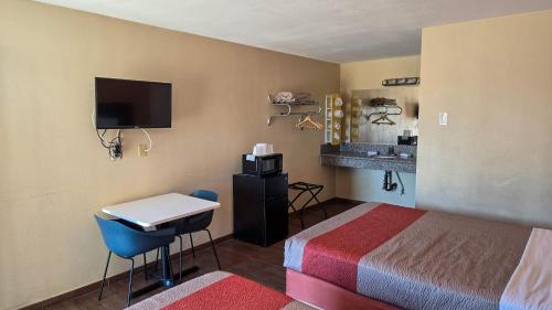 En eller flere senge i et værelse på Motel 6-Blythe, CA - South