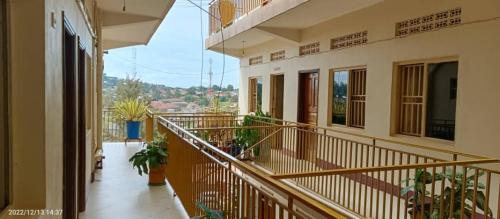 un balcon vide d'un immeuble avec vue dans l'établissement Vine Inn Mbarara, à Mbarara