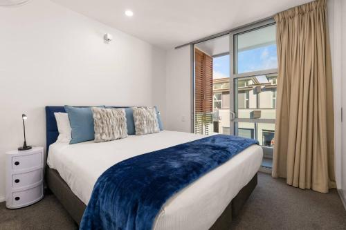 En eller flere senge i et værelse på Beeches - Downtown Queenstown in Luxury