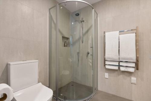 Et badeværelse på Beeches - Downtown Queenstown in Luxury