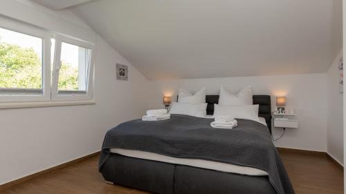 ein Schlafzimmer mit einem großen Bett und einem Fenster in der Unterkunft Villa Anteo-Split by Villas Guide in Košute