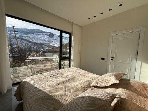 Llit o llits en una habitació de Shahdag S&R House