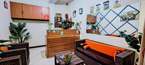 une boutique avec un canapé et des chaises dans une pièce dans l'établissement Vine Inn Mbarara, à Mbarara