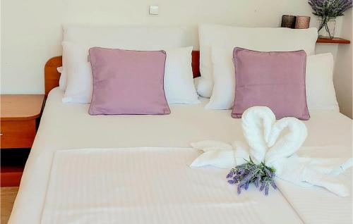 Pet Friendly Apartment In Okrug Gornji