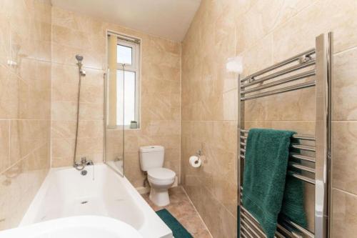 Et badeværelse på Leeds Beautiful Home - Parking - Yorksha Property