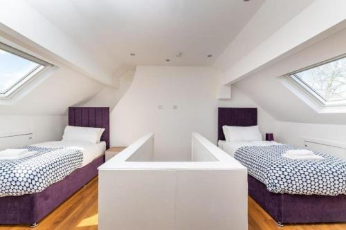 En eller flere senge i et værelse på Leeds Beautiful Home - Parking - Yorksha Property