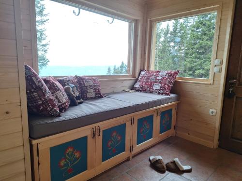 En eller flere senge i et værelse på Cabin on Kobilica