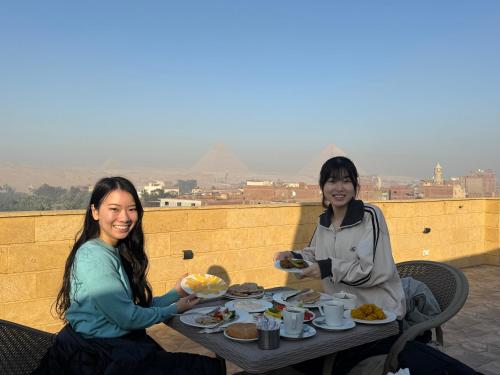 Due donne sedute a tavola a mangiare di Hapi Pyramids Hotel a Il Cairo