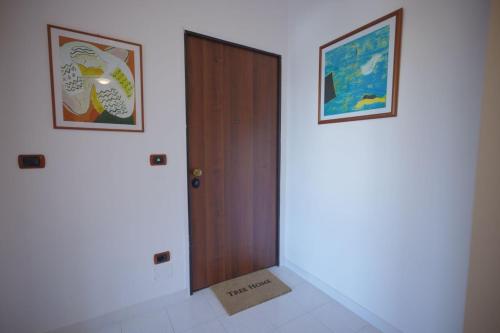 Salerno Airport - Aeroporto di SalernoTree home的一间有门的房间和墙上的两张照片