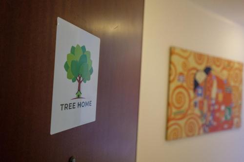 Salerno Airport - Aeroporto di SalernoTree home的墙上挂着一个树屋标志，旁边是一张照片。
