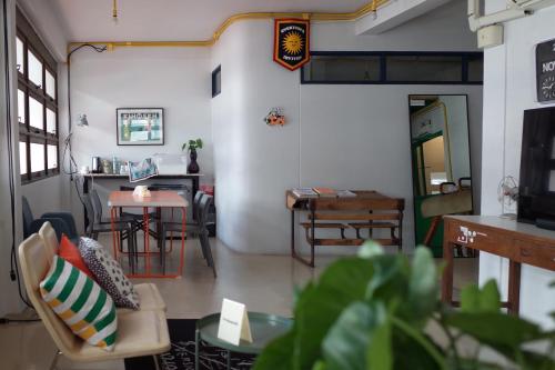 een woonkamer met een bank en een tafel bij The Urbanists BKK Entire Floor 4-6 people 4Beds 4Baths near Medpark Hospital , Queen Sirikit Convention hall , Benjakitti Park in Bangkok