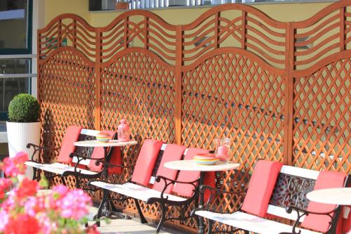 eine Reihe von Tischen und Stühlen auf einer Terrasse in der Unterkunft Mikon Eastgate Hotel - City Centre in Berlin