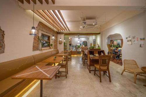 een restaurant met tafels en stoelen in een kamer bij Need a Nap Hostel Phrae in Phrae