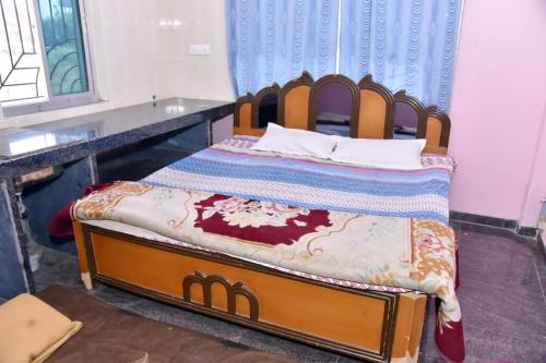 una camera con letto e struttura in legno di Samarth Villa a Akalkot