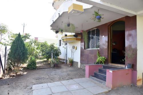 una casa con portico e scale per la porta di Samarth Villa a Akalkot