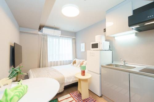 a small room with two beds and a kitchen at 寅ホテル 蒲田 TORA HOTEL Kamata in Tokyo