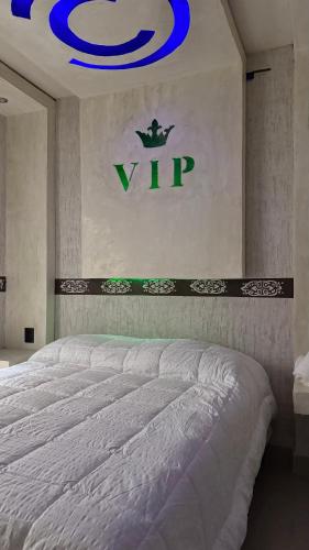 a bedroom with a large white bed in a room at Hotel VIP in Tequesquitengo