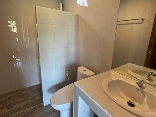 une salle de bains avec lavabo, toilettes et douche dans l'établissement Hill View Home 3, à Ko Pha Ngan