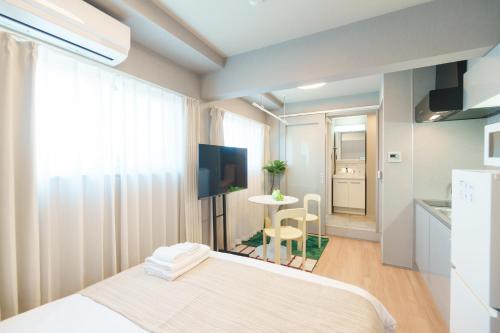 a small room with a bed and a table at 寅ホテル 蒲田 TORA HOTEL Kamata in Tokyo