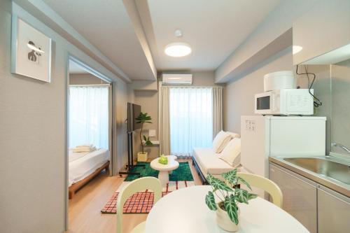 a small apartment with a kitchen and a living room at 寅ホテル 蒲田 TORA HOTEL Kamata in Tokyo