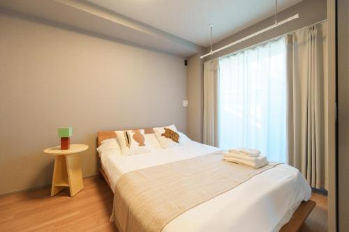 a bedroom with two beds and a large window at 寅ホテル 蒲田 TORA HOTEL Kamata in Tokyo