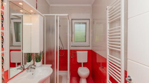 een badkamer met toilet en wastafel bij Villa FourM - Makarska by Villas Guide in Novak