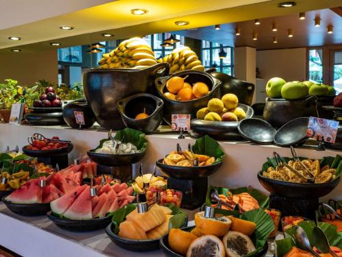 een presentatie van fruit en groenten in een buffet bij Sofitel Legend Santa Clara Cartagena in Cartagena