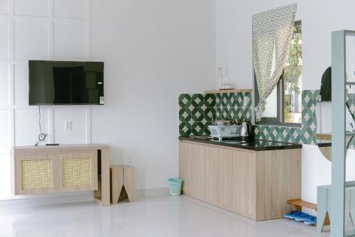 - une cuisine avec un comptoir et une télévision dans l'établissement LENA Home, à Đà Lạt