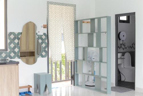 La salle de bains est pourvue d'une étagère et de toilettes. dans l'établissement LENA Home, à Đà Lạt