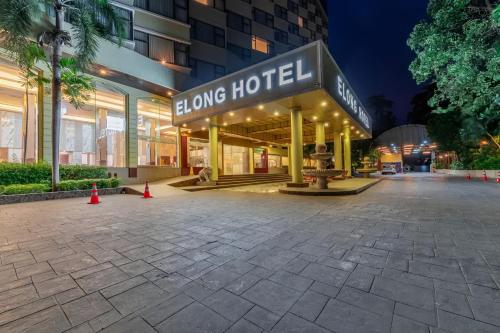 a building with a sign that reads long hotel at Elong Hotel Pattaya Jomtien Beach in Na Jomtien