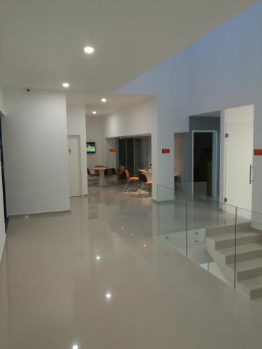 a living room with white walls and a glass floor at Hotel Star Express Puebla - Central CAPU in Puebla