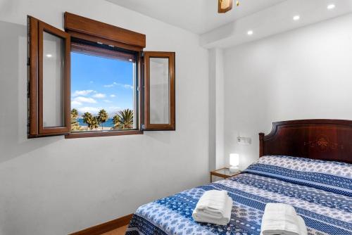Sea Views Apartment with Terrace and Pools