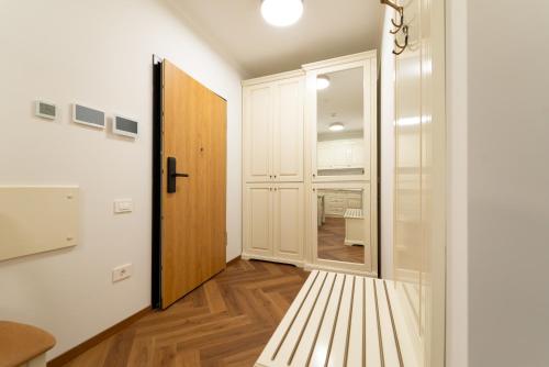 einen Flur mit Tür und Bank in einem Zimmer in der Unterkunft Casa Doseanu in Oradea