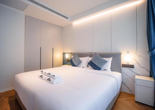 En eller flere senge i et værelse på Kora Beachfront 240 One Bedroom Apartment Phuket