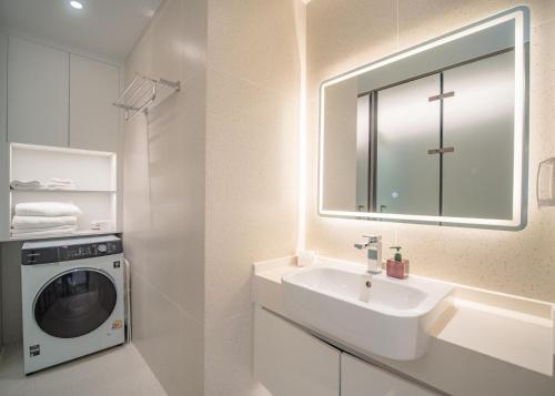 Et badeværelse på Kora Beachfront 240 One Bedroom Apartment Phuket